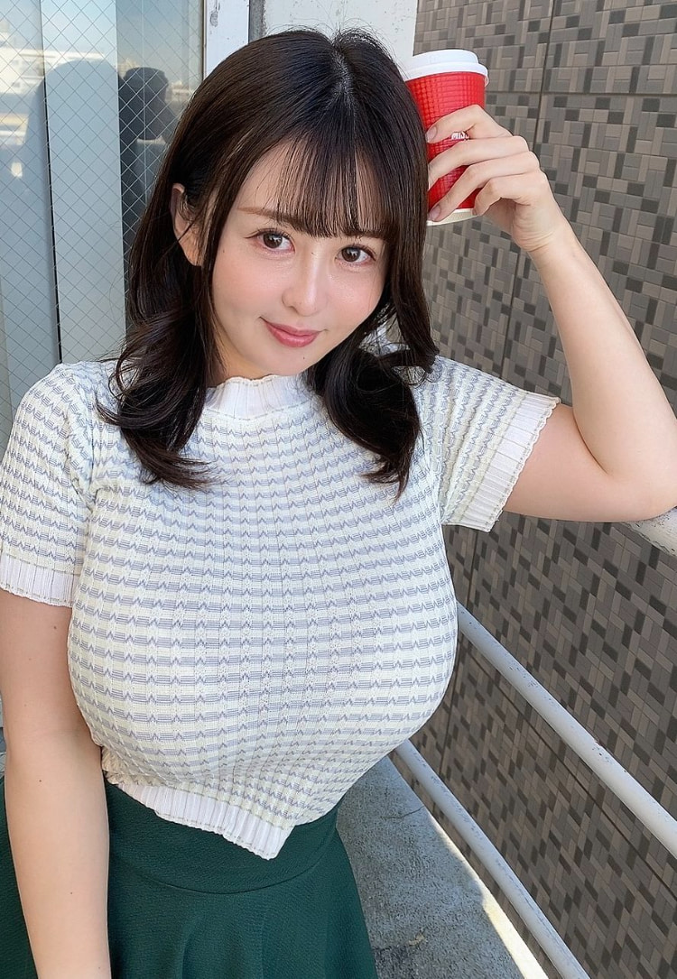 号称有K奶《神楽ももか》神级女优出道！国宝级美体就算有穿还是包不住！