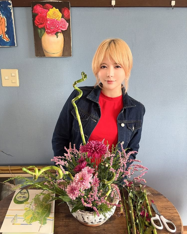 引退女优《HOSHIMI RIKA 星美りか》身材依然在线！深夜连发性感照！