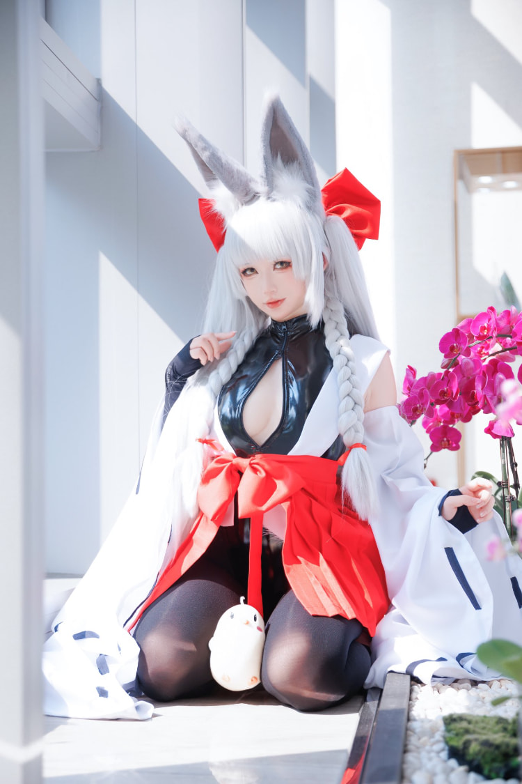挑衅眼神在撩人！Coser《樱落Selena》巨乳美尻大胆秀、大腿抹油太涩气！