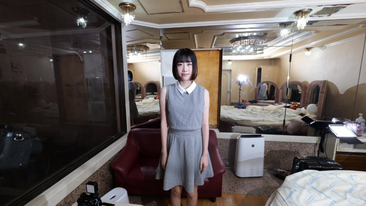 【影片】出道前下马!细腰《莲実ちせ》原来是FC2无码大王!