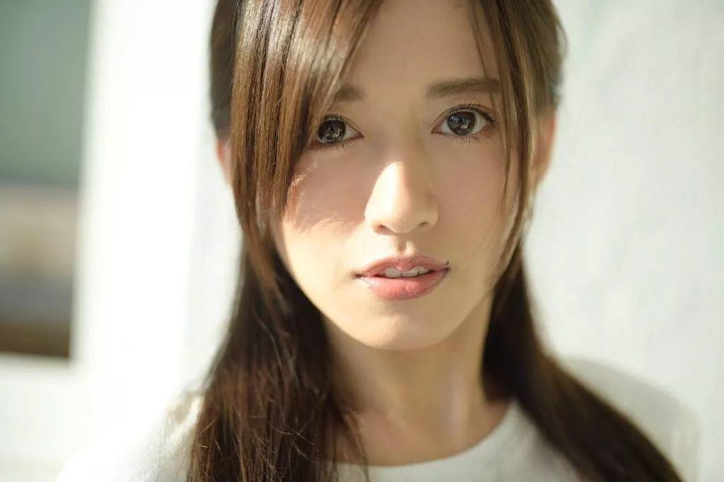 希岛爱理：穿着衣服比脱下衣服要更具美感的女人