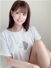 爱掀衣的美女《筱原冴美》暗藏白嫩肉包直接被看光！