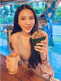 高人气主持「巧芃Ponpon」甜美梨涡超迷人，乍现深水炸弹让全船都晕头！