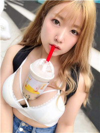爆红珍奶妹《yutoriゆとり》色气露出波霸好胸完全不害臊！