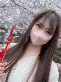 和一位护士一起去赏樱花