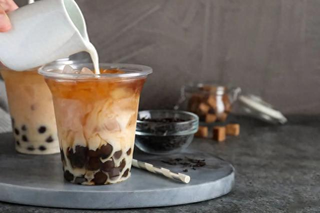 一杯奶茶约等于一份正餐的热量？年轻人的快乐水，怎么喝才健康