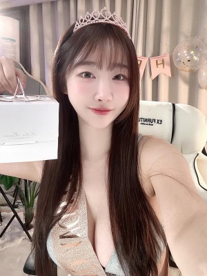 美丽的有料画家《둘기얏1004yyyyyy》热爱记录生活！好身材衬托美景！