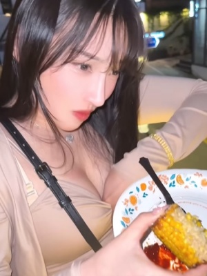 爱惜食物的美女《Oh Eundam》玉米现捞现吃美味一百分！