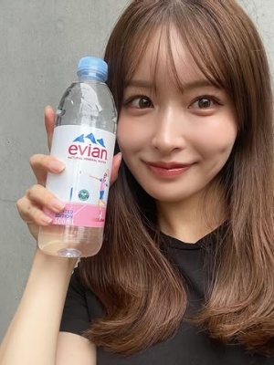 口罩系美女《新山桃子》摘下口罩号称「石原聪美」！网友辣评：真明星脸无误！