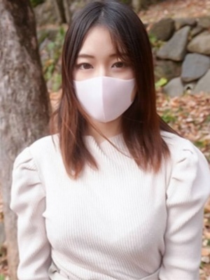 芸能人クラス逸材。乃木坂在籍級の超絶美形、完全顔出し封面