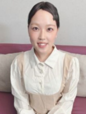 色白な肌とおわん型美乳の１８歳。封面