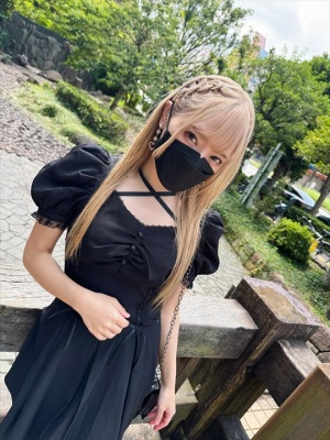 咖啡厅店员 25 岁。